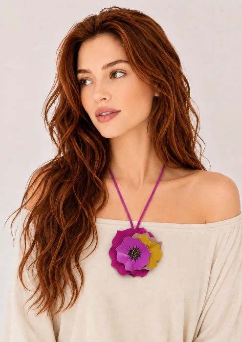 Colier handmade colorat din piele naturala, cu trandafir modelat manual