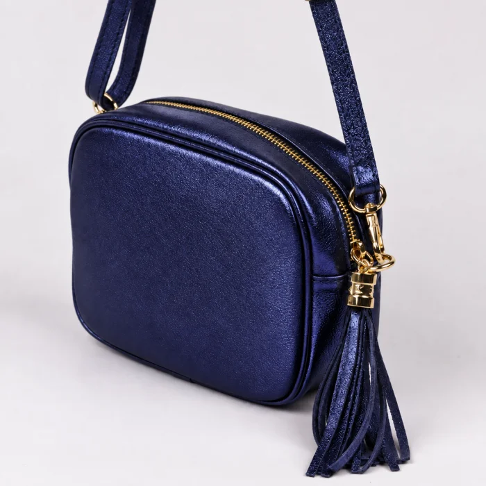 Geanta crossbody albastru indigo metalizat din piele naturala, cu ciucure din piele