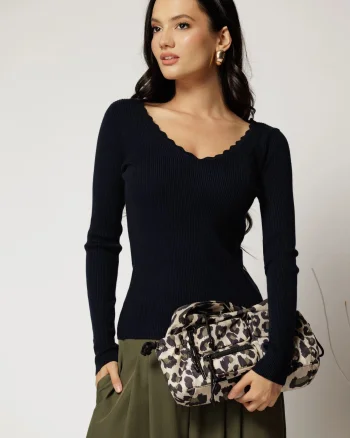 Bluza din tricot bleumarin cu decolteu in V si croi mulat