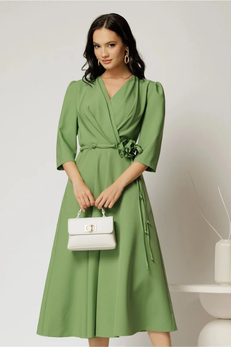 Rochie midi verde fistic din stofa in clos cu floare in talie