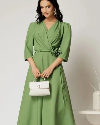 Rochie midi verde fistic din stofa in clos cu floare in talie