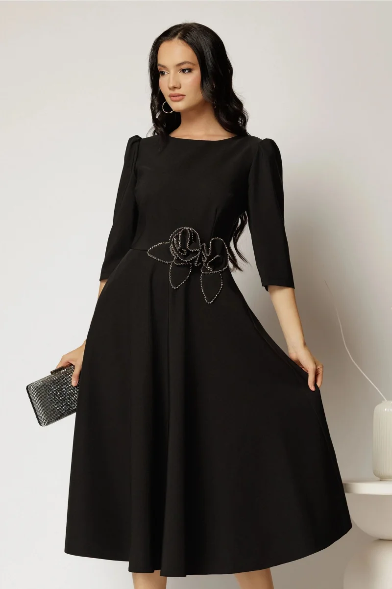 Rochie midi neagra clos de ocazie cu floare si detalii