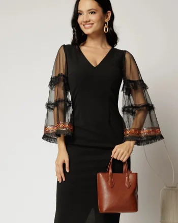 Rochie neagra eleganta cu maneci largi transparente si detalii decorative