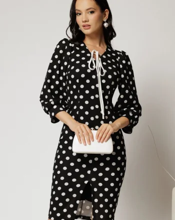Rochie neagra cu buline cu snur la guler si maneci usor bufante