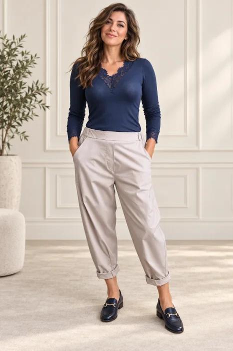 Pantaloni bej lejeri cu pense ,   croi relaxat, talie confortabila