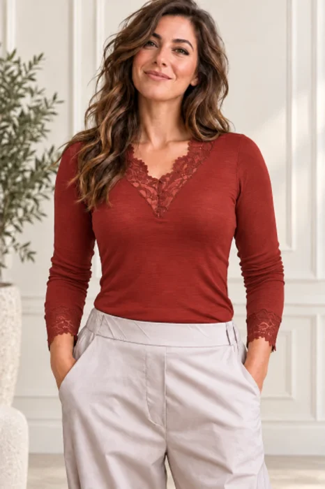 Bluza dama cu dantela eleganta la decolteu si maneci ,   bluza fina cu casmir, caramizie