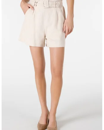 Pantaloni scurti cu talie inalta si curea - Bej