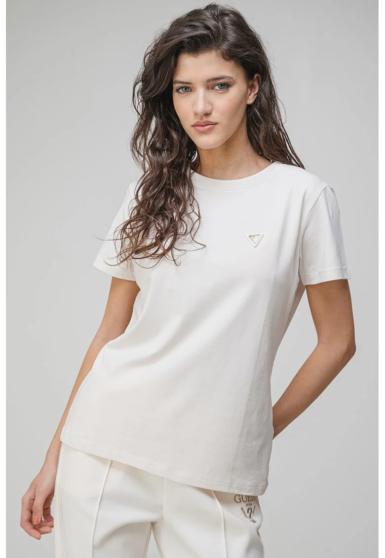Tricou cu decolteu la baza gatului si aplicatie logo discreta - Alb fildes