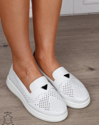 Mocasini Damă din Piele Naturală Perforata cu Accesoriu Metalic CRL1301 ALB