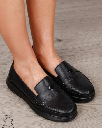 Mocasini Damă din Piele Naturală Perforata cu Accesoriu Metalic CRL1301 NEGRU