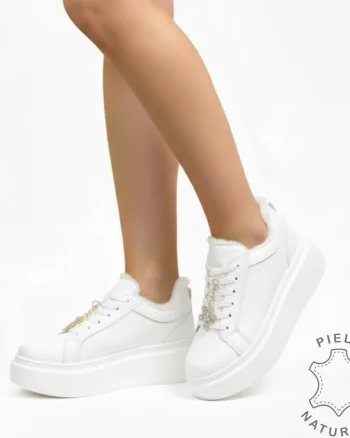 Pantofi casual îmblănite albi din piele naturală cu talpa înaltă si detaliu decorativ pe șiret CRL1537 ALB