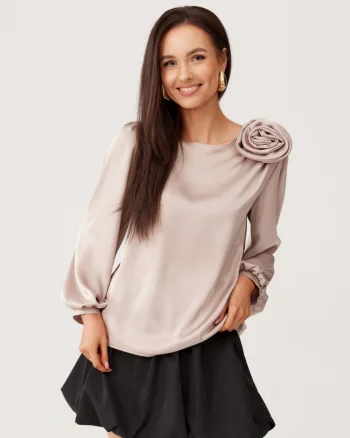 Bluza bej din satin cu floare si maneca lunga EvelynR