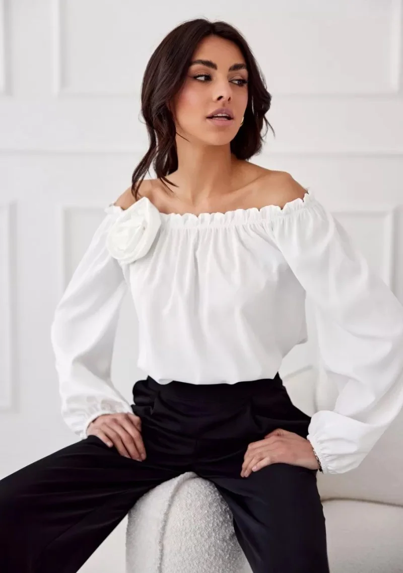Bluza dama cu floare, alba, cu umerii goi si maneca lunga, RosieR