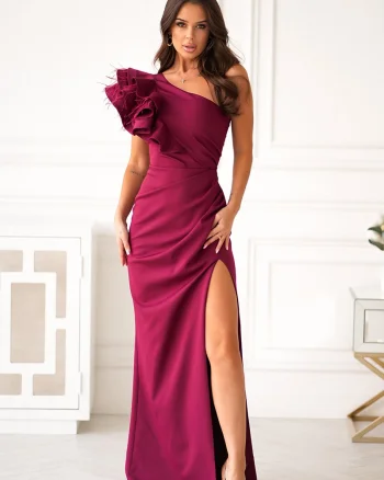 Rochie eleganta lunga burgundy cu un umar gol cu volan si pene Reyna