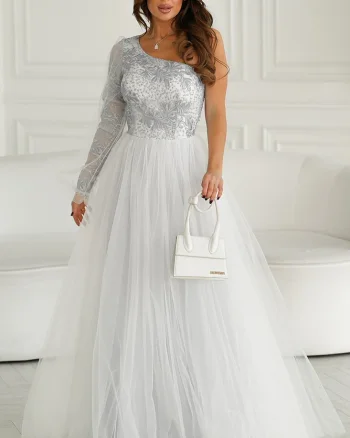Rochie eleganta lunga din tulle alba cu dantela argintie cu un umar gol si maneca lunga Azelle