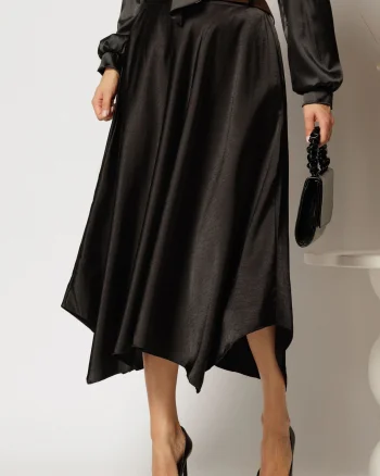 Fusta midi neagra din satin cu croi clos si curea in talie