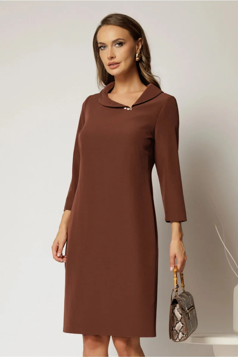 Rochie midi maro cu croi drept cambrat si decolteu elegant