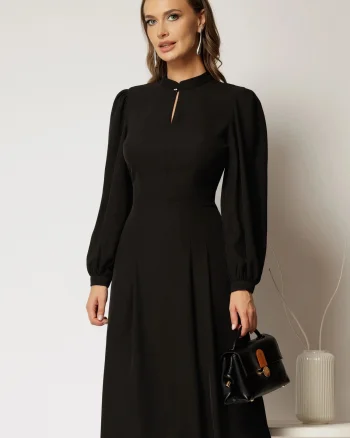 Rochie DY Fashion midi neagra cu decupaj la decolteu si pliuri pe fusta