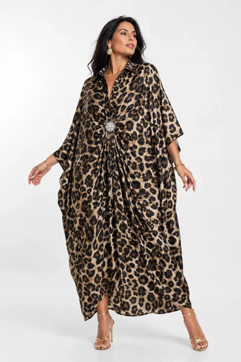 Rochie maxi tip caftan cu animal print, drapaj si brosa detasabila, leopard