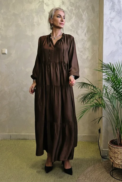 Rochie maxi satinata din matase si vascoza cu volane si croi amplu, maro
