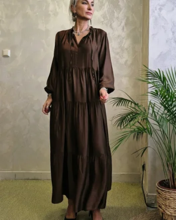 Rochie maxi satinata din matase si vascoza cu volane si croi amplu, maro
