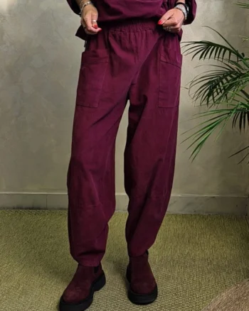 Pantaloni dama din catifea reiata de bumbac cu croi balon si buzunare aplicate, bordo
