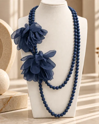 Colier lung, bleumarin mat cu doua flori din organza