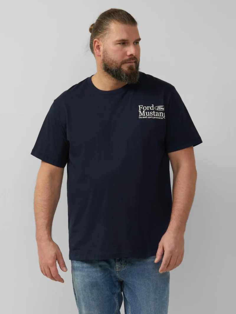 s.Oliver Big Sizes Tricou barbati big sizes cu imprimeu Ford®, decolteu la baza gatului, bleumarin inchis (SELECTATI MARIMEA: 2XL)