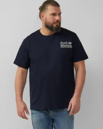 s.Oliver Big Sizes Tricou barbati big sizes cu imprimeu Ford®, decolteu la baza gatului, bleumarin inchis (SELECTATI MARIMEA: 2XL)
