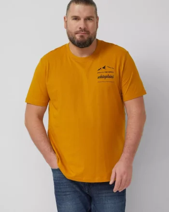 s.Oliver Big Sizes Tricou barbati big sizes, cu decolteu la baza gatului si imprimeu cu text, Galben inchis (SELECTATI MARIMEA: 5XL)