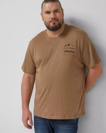 s.Oliver Big Sizes Tricou barbati big sizes, cu decolteu la baza gatului si imprimeu cu text, Maro (SELECTATI MARIMEA: 2XL)