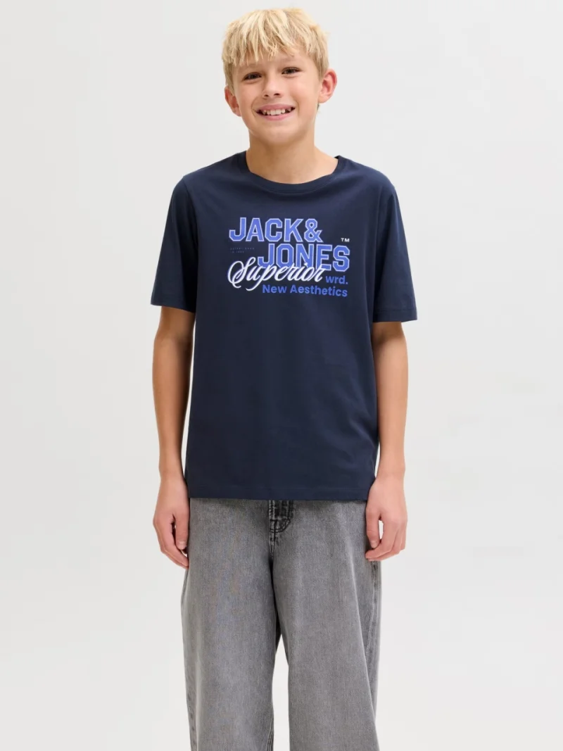 Jack & Jones Tricou baieti, Regular fit la baza gatului cu imprimeu text, Bleumarin inchis (SELECTATI MARIMEA: 128 cm)