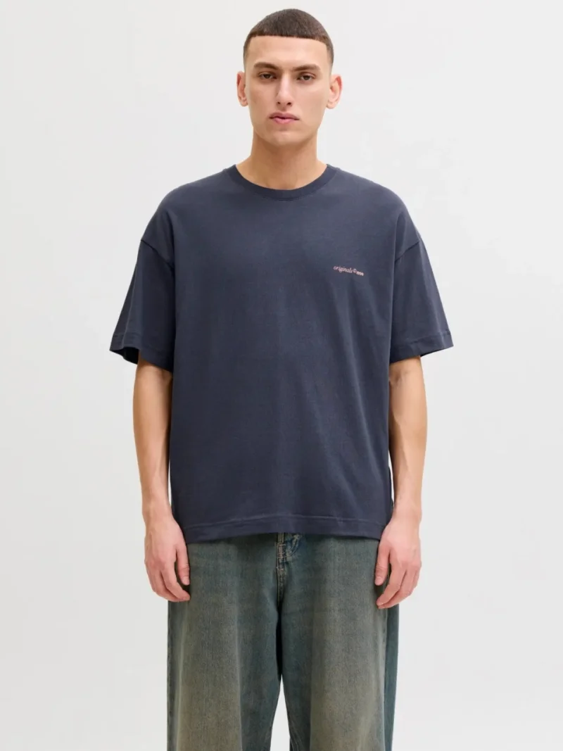 Jack & Jones Tricou barbati, din bumbac, imprimeu pe spate, Loose fit, JORMONTAUK, Gri inchis (SELECTATI MARIMEA: S)