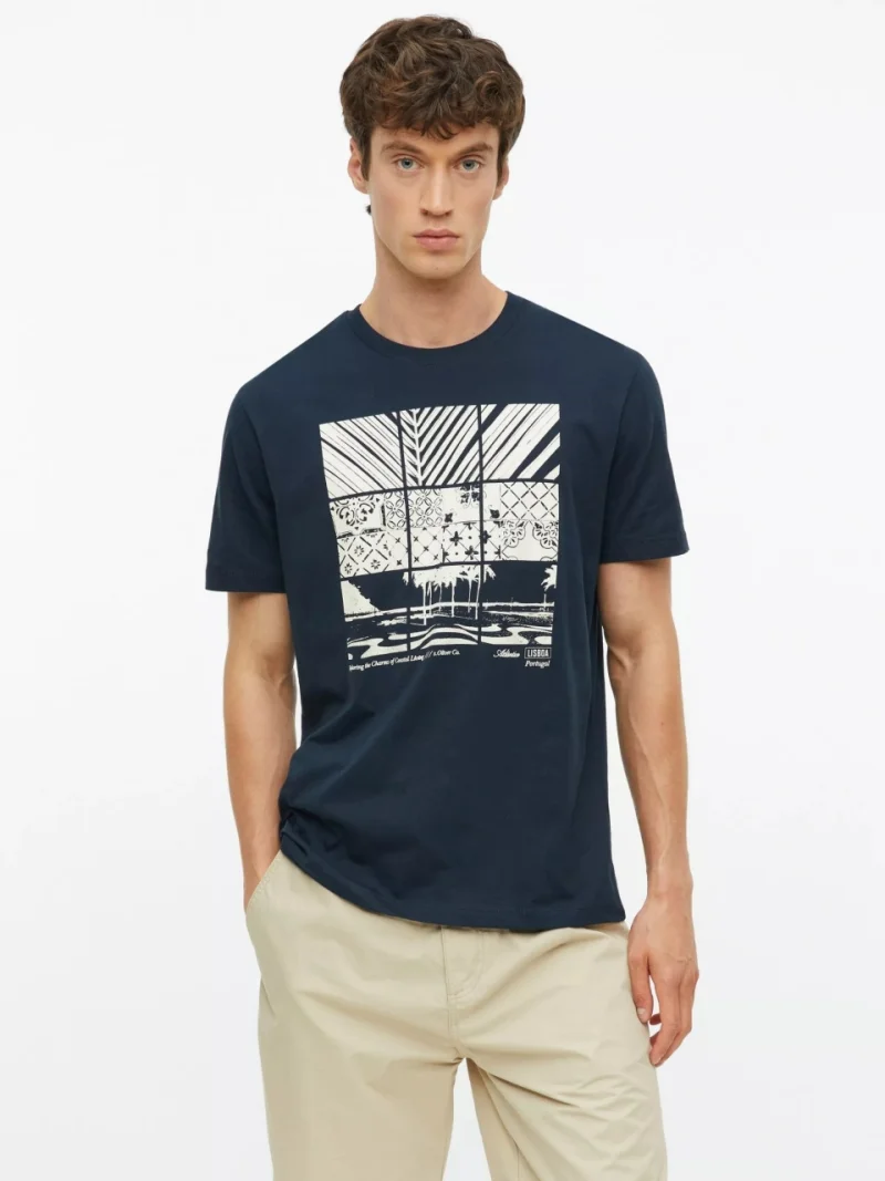 s.Oliver Tricou barbati, din bumbac, cu imprimeu frontal, Bleumarin inchis (SELECTATI MARIMEA: XL)