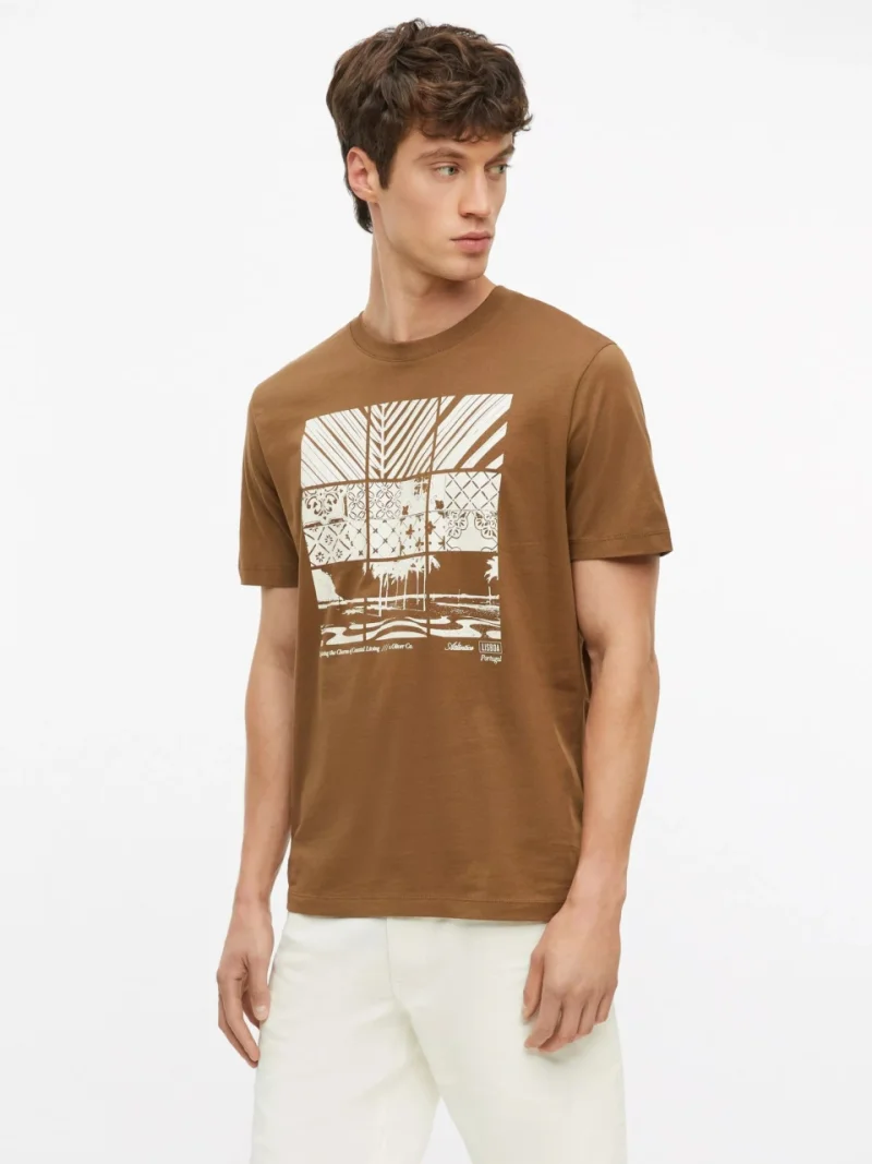 s.Oliver Tricou barbati, din bumbac, cu imprimeu frontal, Maro (SELECTATI MARIMEA: M)