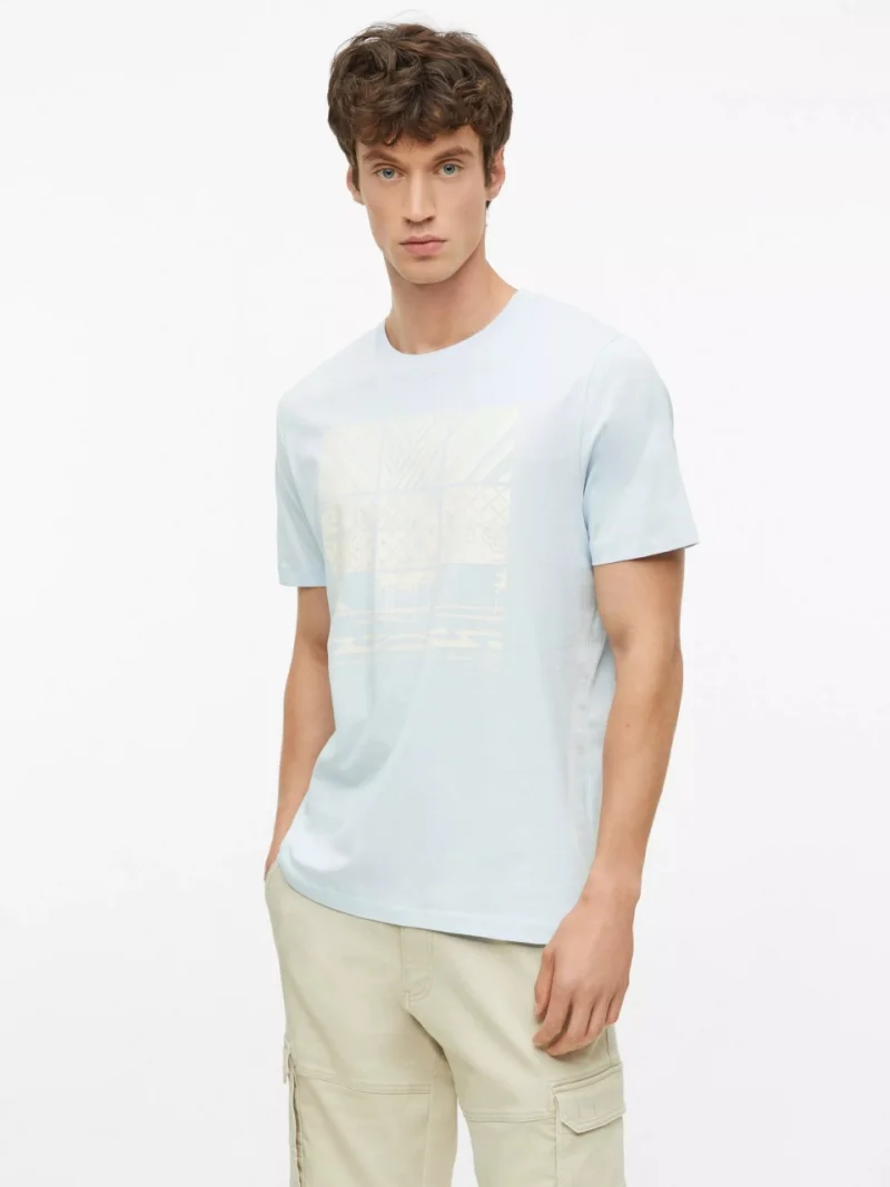 s.Oliver Tricou barbati, din bumbac, cu imprimeu frontal, Albastru deschis (SELECTATI MARIMEA: S)