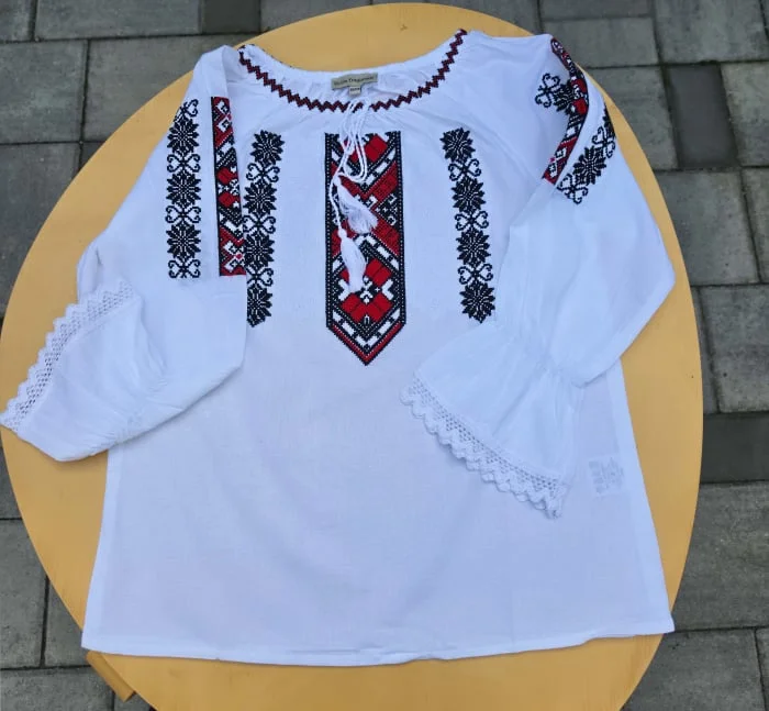 Ie traditionala fetite Mirela 2