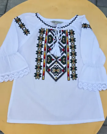 Ie traditionala fetite Leona