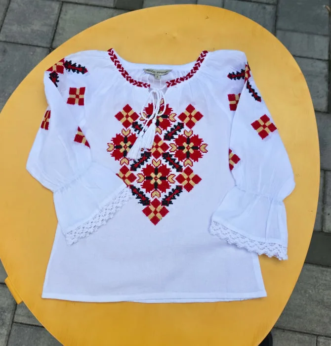 Ie traditionala fetite Gabriela 2