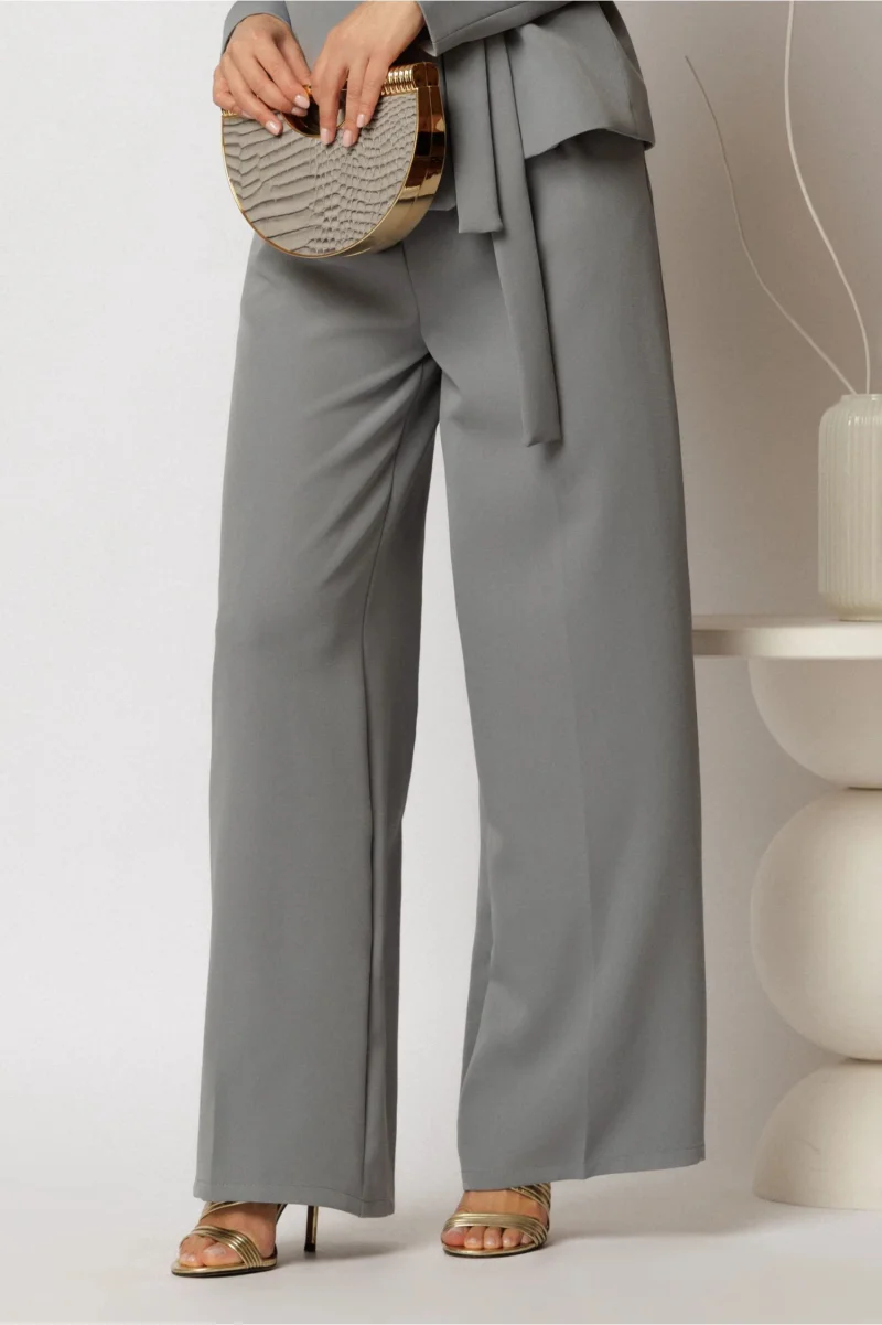 Pantaloni Alexia bleu cu croiul drept si inchidere cu copci