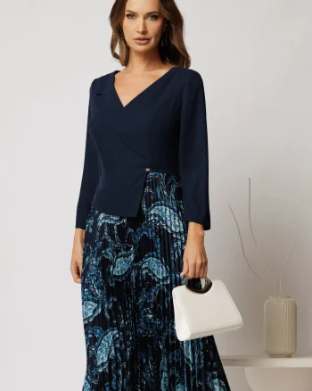 Rochie midi bleumarin cu decolteu V si fusta plisata cu imprimeuri