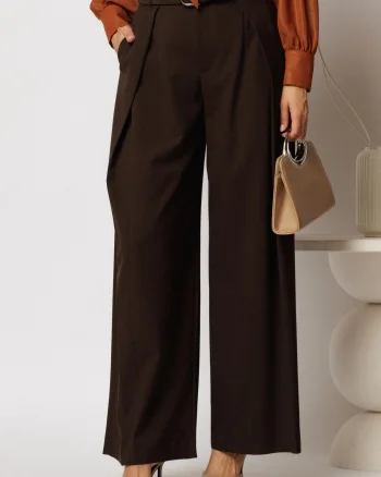 Pantaloni dama maro cu croi lejer si pliuri din talie