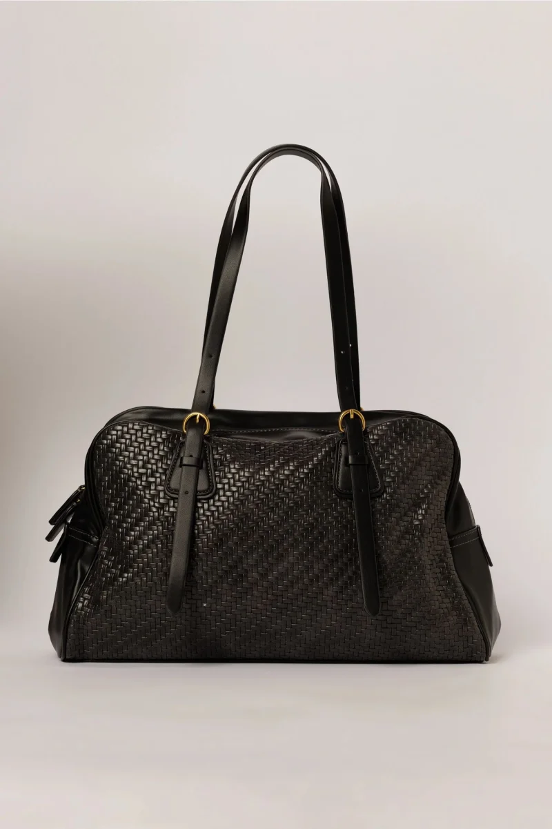 Geanta eleganta neagra cu aspect impletit si detalii metalice discrete