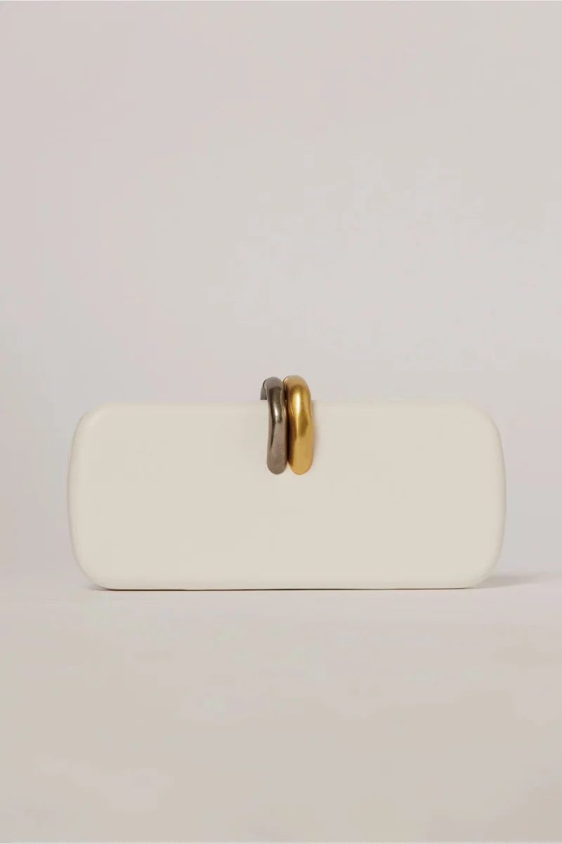 Clutch elegant alb cu inchidere metalica dubla