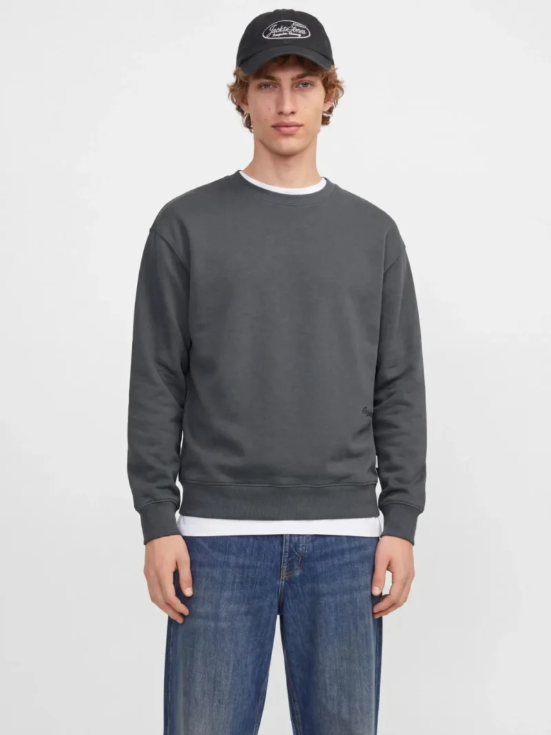 Jack & Jones Bluza barbati cu decolteu la baza gatului si imprimeu pe spate, JORNORREBRO, Gri inchis (SELECTATI MARIMEA: XS)