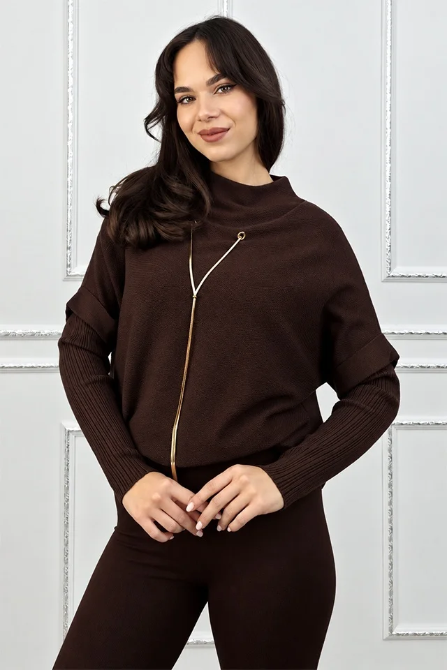 Bluza dama ELVANA, cu guler inalt, maneci reiate si accesoriu auriu detasabil, Maro, Marime unica S/M