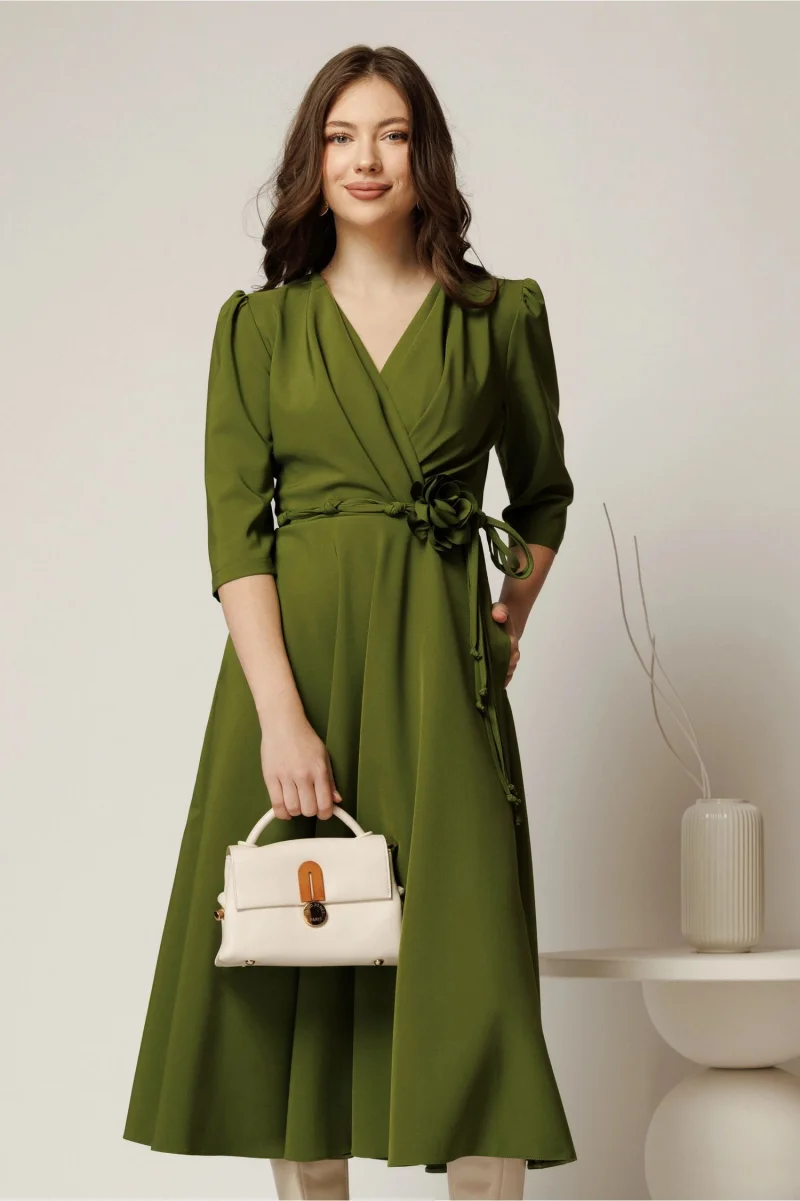 Rochie midi verde din stofa in clos cu floare in talie
