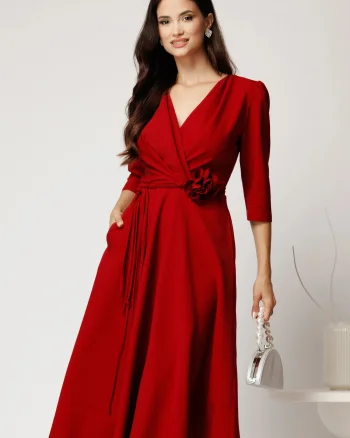 Rochie midi bordo din stofa in clos cu floare in talie