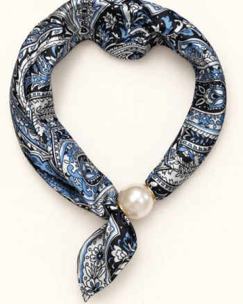 Esarfa colier satinata cu perla decorativa si inchidere magnetica, imprimeu paisley cu bleumarin, bleu si alb