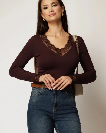 Bluza bordo cu dantela la bust si maneci